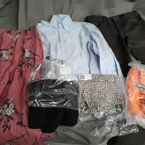 BOX OF APPROXIMATELY 25 ASSORTED CLOTHING ITEMS TO INCLUDE - DRESSES, PANTS, TOPS, ETC