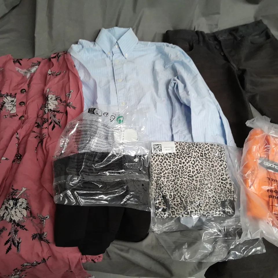 BOX OF APPROXIMATELY 25 ASSORTED CLOTHING ITEMS TO INCLUDE - DRESSES, PANTS, TOPS, ETC