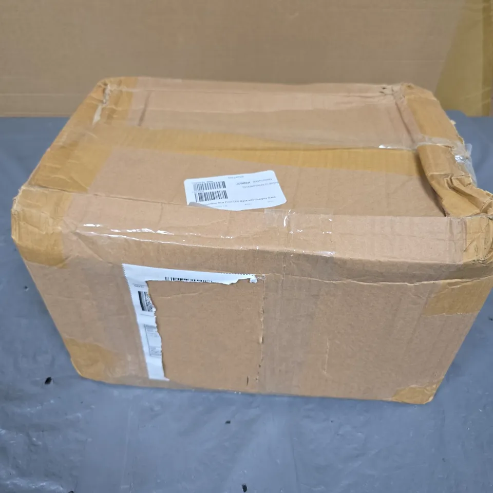 SHARK CRYO GLOW UNDER-EYE COOLING LED ANT-AGING MASK WITH CHARGING STAND