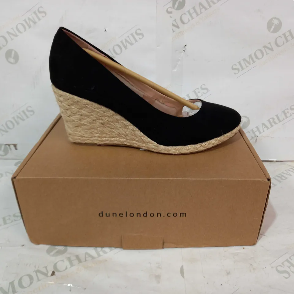BOXED PAIR OF DUNE LONDON WEDGE SHOES IN BLACK UK SIZE 7