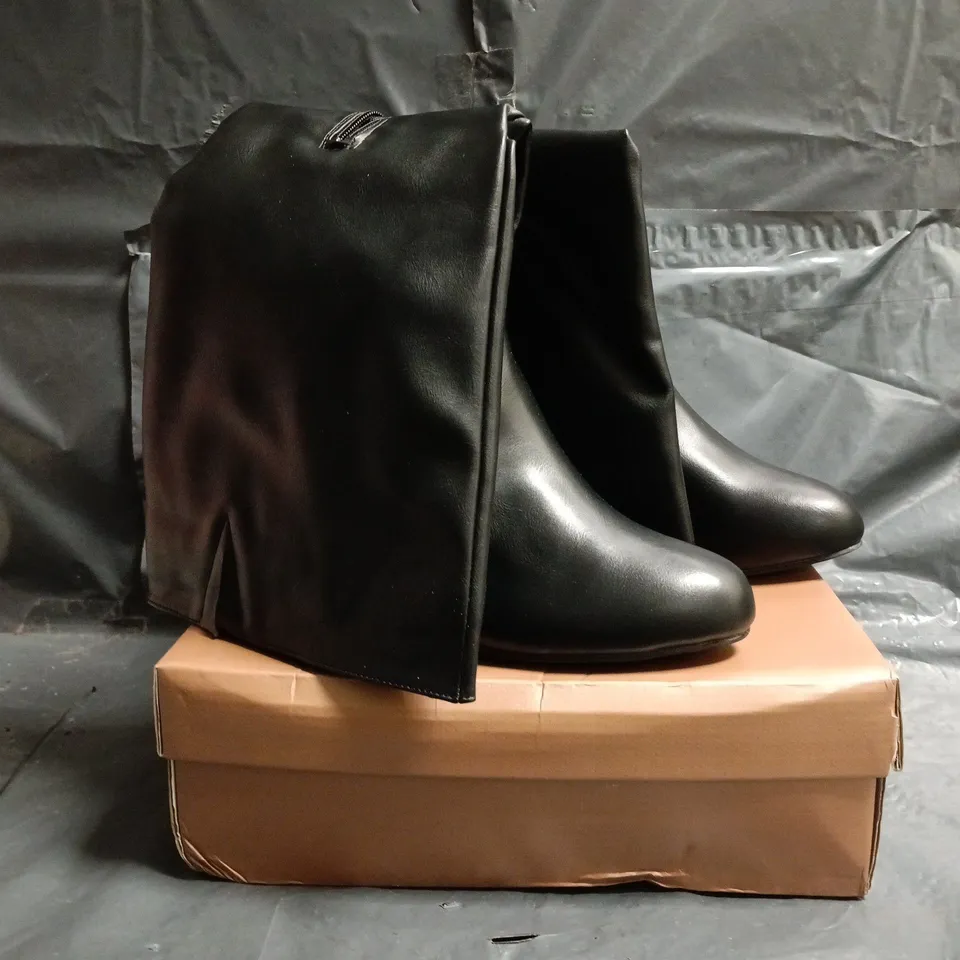 BOXED PAIR OF XY LONDON SYNTHETIC LEATHER KNEE-HIGH BLOCK HEEL BOOTS IN BLACK SIZE UK 5
