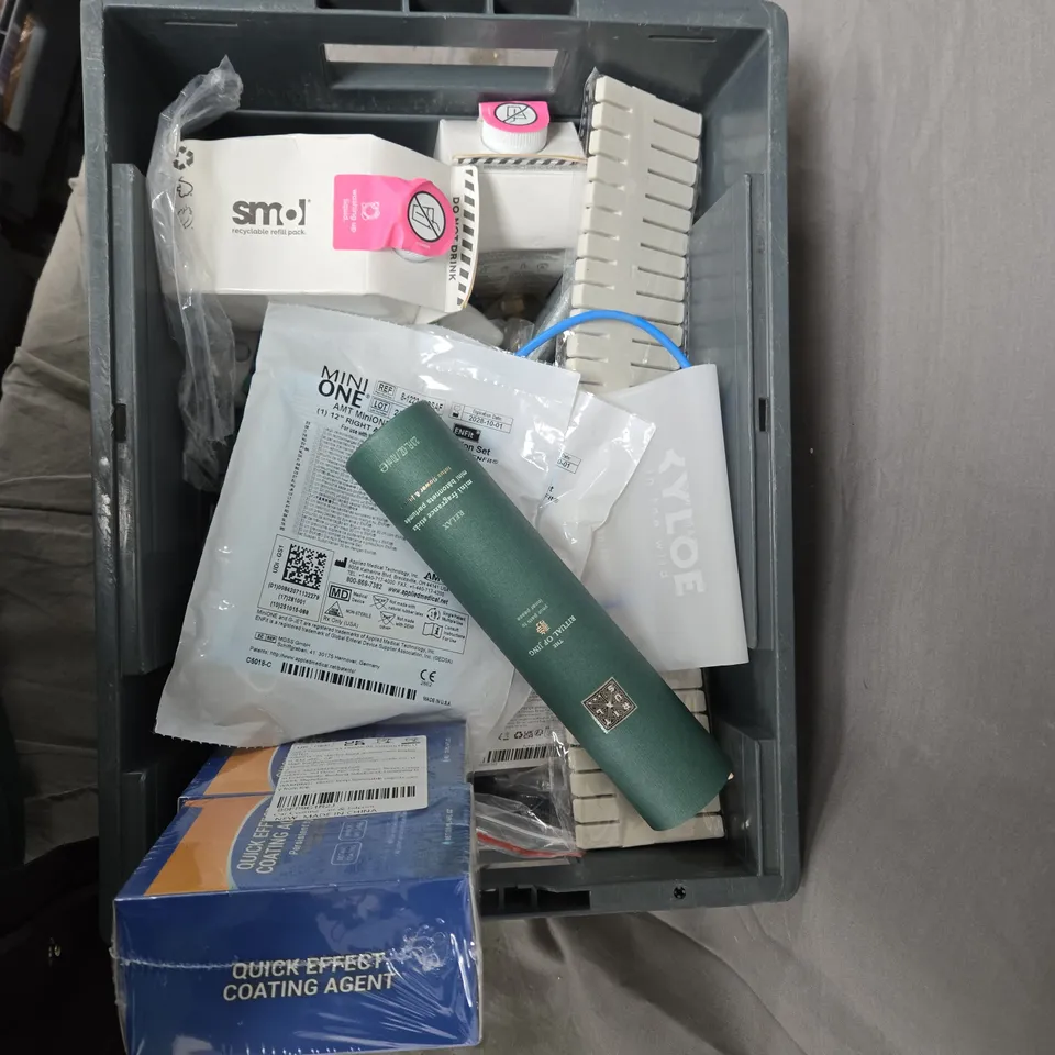 A TOTE OF ASSORTED ITEMS TO INCLUDE, RITUALS THE RITUAL OF JING MINI FRAGRANCE STICKS REED DIFFUSER (RELAX) – MIXED LOT