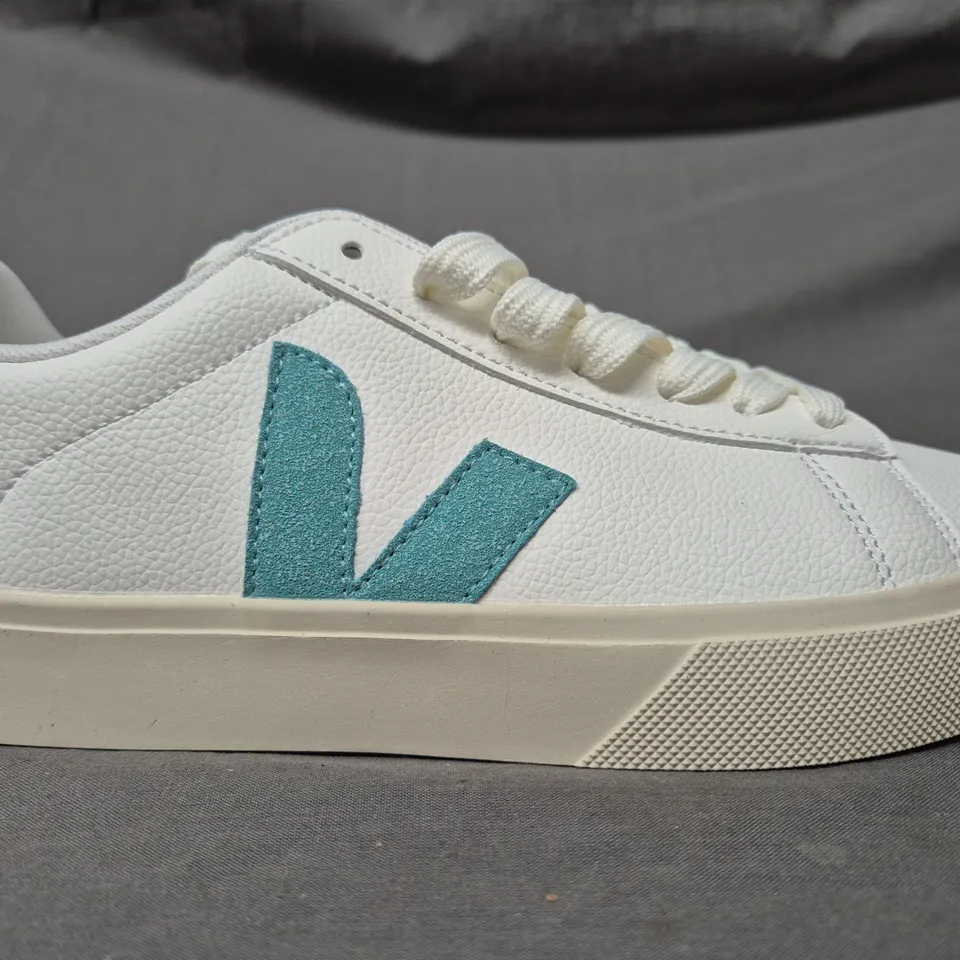 BOXED PAIR OF VEJA SHOES IN WHITE/GREEN UK SIZE 6.5