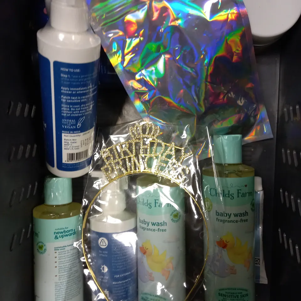 BOX OF APPROXIMATELY 15 ASSORTED HEALTH & BEAUTY PRODUCTS TO INCLUDE CLEAN SHAVEN SHAVE GEL, DENTEK REPAIR KIT, EYLURE BODY TAPE ETC 