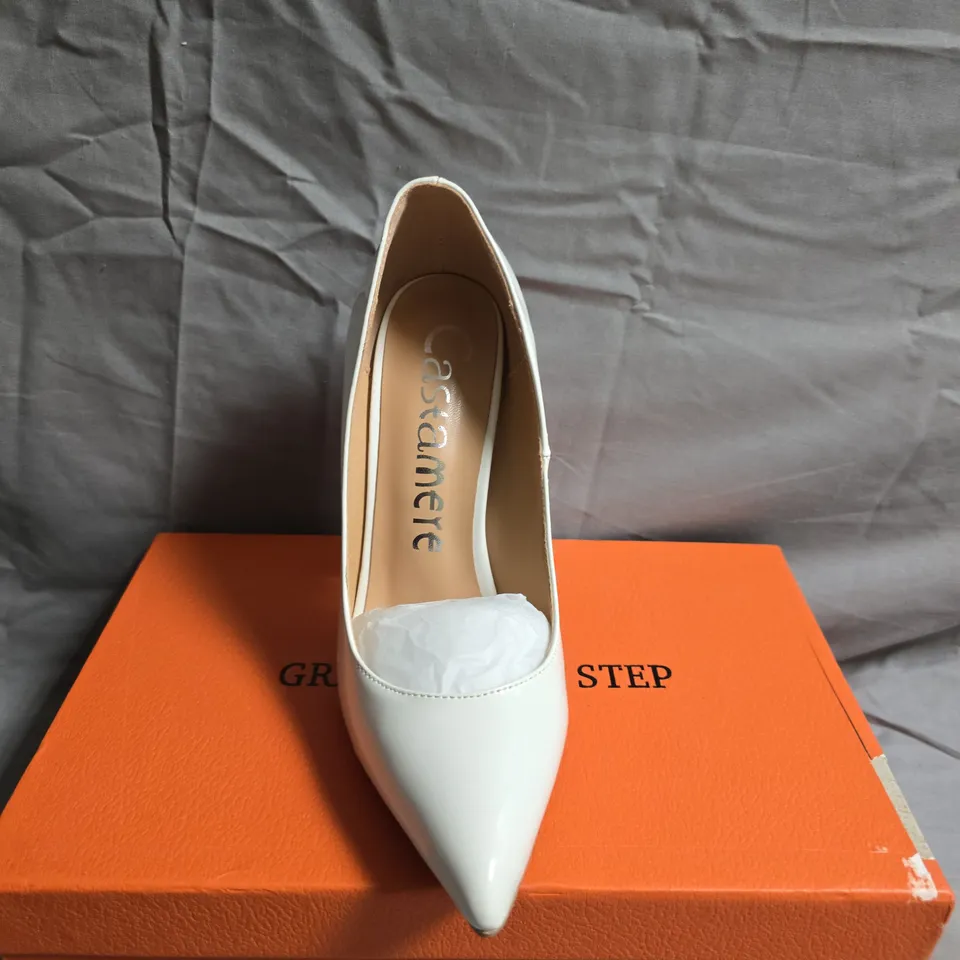 WOMEN'S WHITE PATENT LEATHER HIGH HEEL PUMPS – POINTED TOE - SIZE UNSPECIFIED