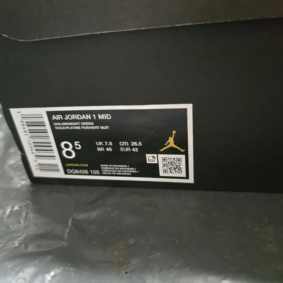 AIR JORDAN 1 MID SNEAKERS – RED/WHITE/GREEN, UK 7.5 (US 8.5)