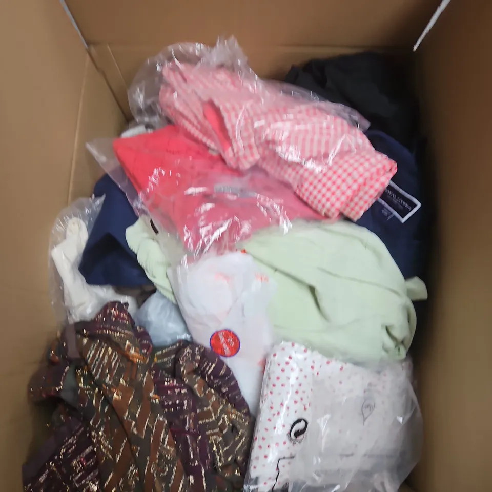 APPROXIMATELY 20 ASSORTED CLOTHING ITEMS IN VARIOUS SIZES, STYLES AND COLOURS