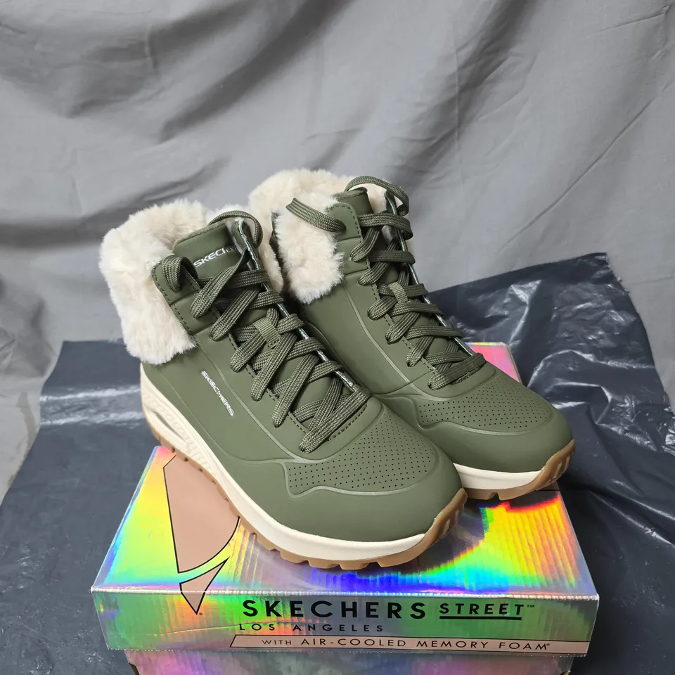 SKECHERS STREET LOS ANGELES BOOTS – OLIVE GREEN, FUR TRIM, MEMORY FOAM SIZE 5