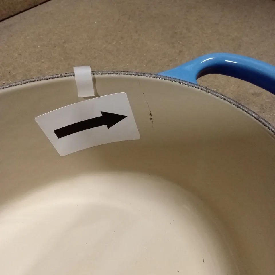 BOXED LE CREUSET SIGNATURE OVAL CASSEROLE/OVEN DISH, 27cm