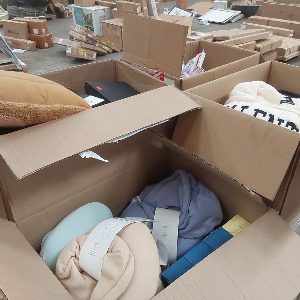 PALLET CONTAINING A WIDE RANGE OF BRAND NEW PRODUCTS TO INCLUDE ITEMS SUCH AS: CLOTHES, SCENTED CANDLES, PILLOWS, GREETING CARDS, WATER BOTTLES ECT