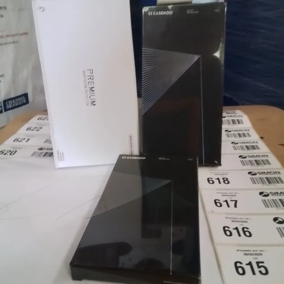 PALLET CONTAINING A LARGE QUANTITY OF PHONE CASES,SCREEN PROTECTORS 