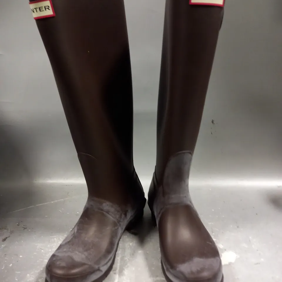 BOXED PAIR OF HUNTER TALL BITTER CHOCOLATE BOOTS