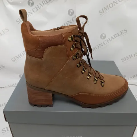 BOXED PAIR OF VIONIC SPENCER LACE UP BOOTS TOFFEE SIZE 9