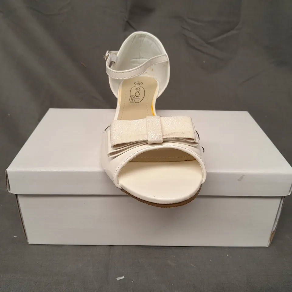 BOXED PAIR OF SPOT ON PEEP TOE PARTY SHOES IN WHITE W. GLITTER EFFECT EU SIZE 34