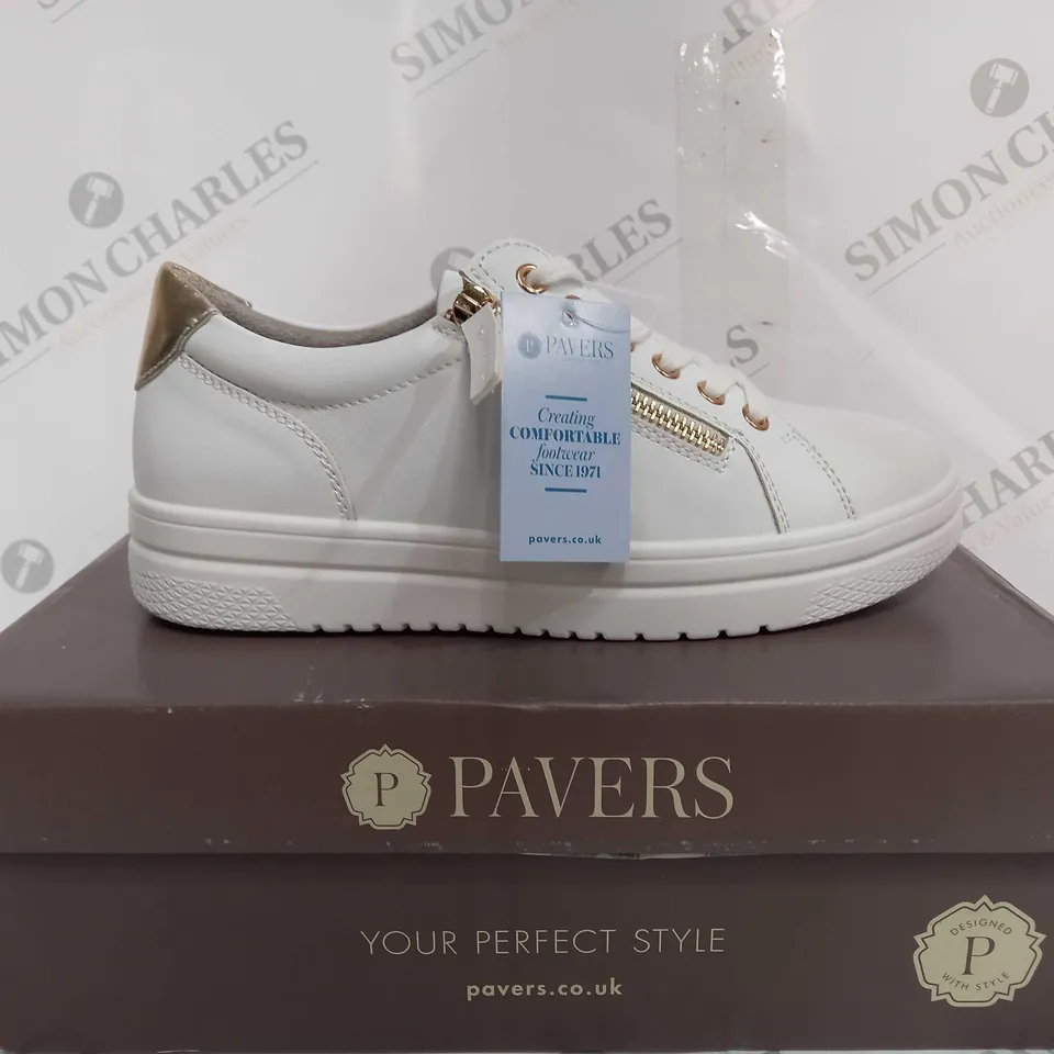 BOXED PAVERS WBINS35156 WHITE TRAINER WITH ZIP & LACES - SIZE 4