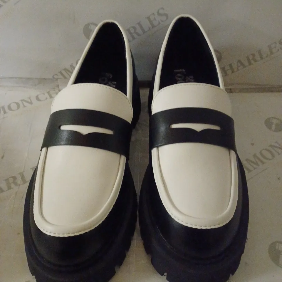 BOXED PAIR OF KOI WOMEN'S WILLOW MONOCHROME LOAFERS SIZE 6