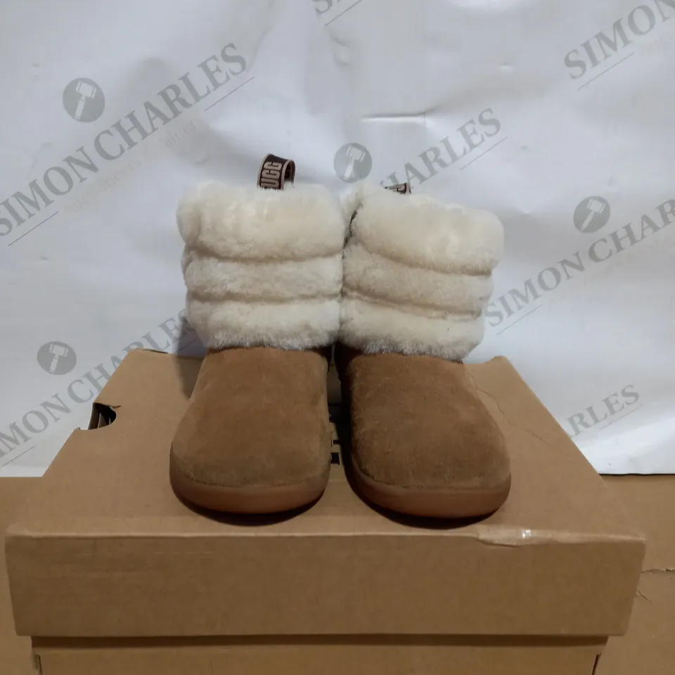 BOXED PAIR OF MINI QUILTED FLUFF UGG BOOTS SIZE 8