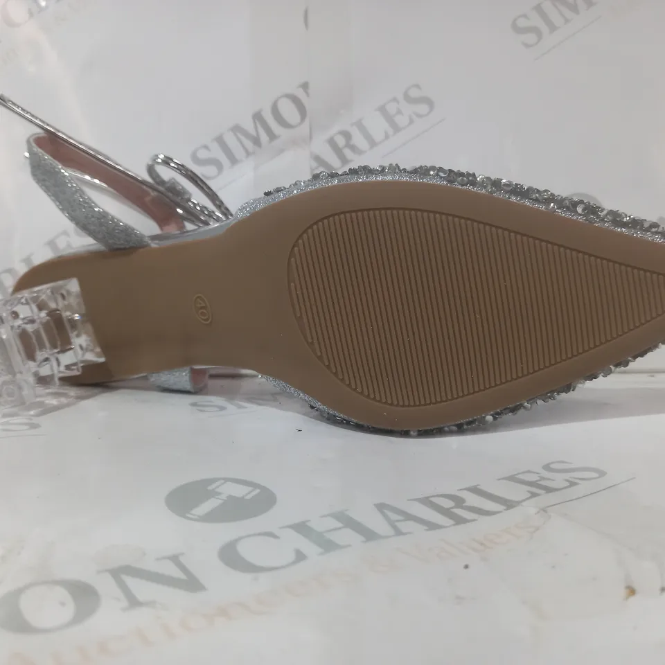 BOXED PAIR OF DESIGNER POINTED TOE LOW CLEAR BLOCK HEEL SHOES IN METALLIC SILVER W. JEWEL EFFECT EU SIZE 40
