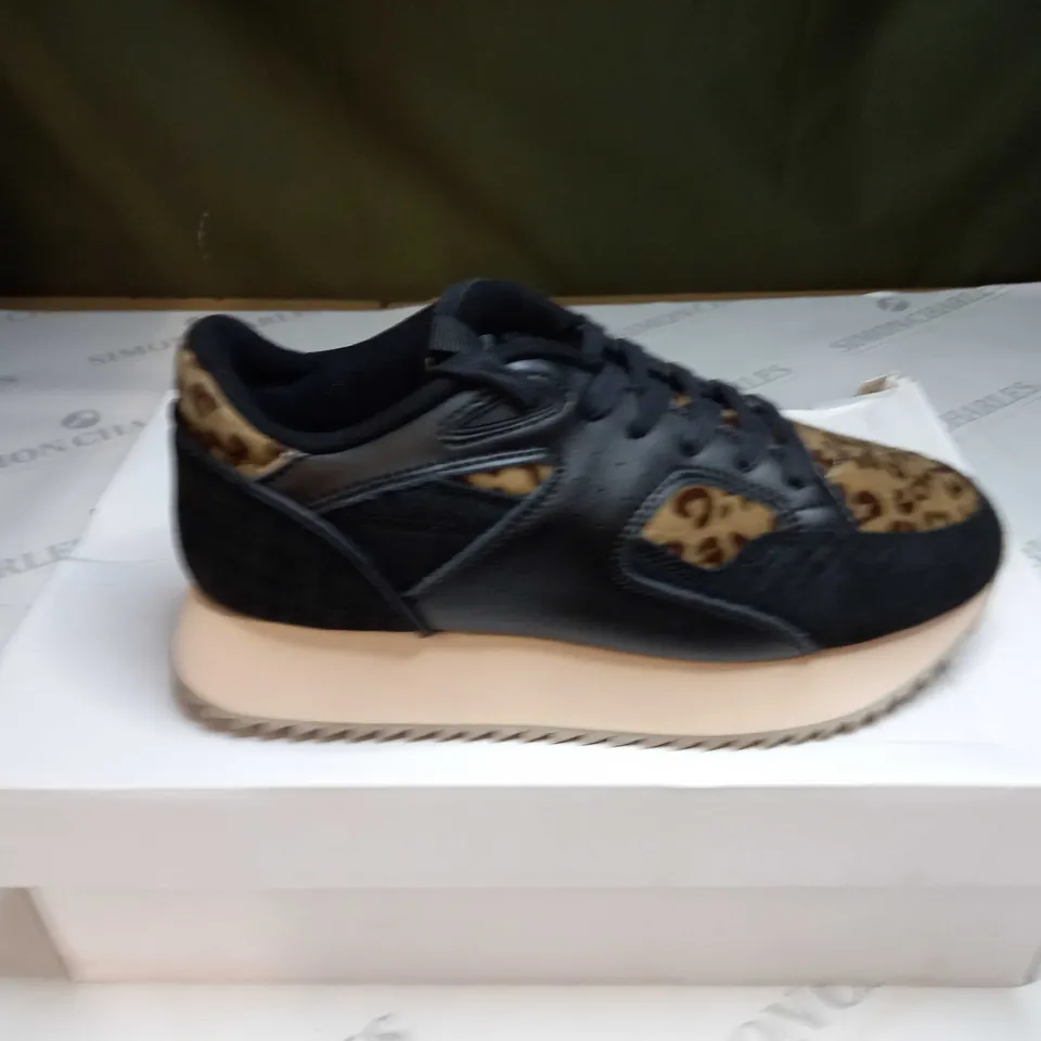 BOXED UMBRO ELITE MUNDIAL LUXE WOMENS TRAINERS SIZE 5