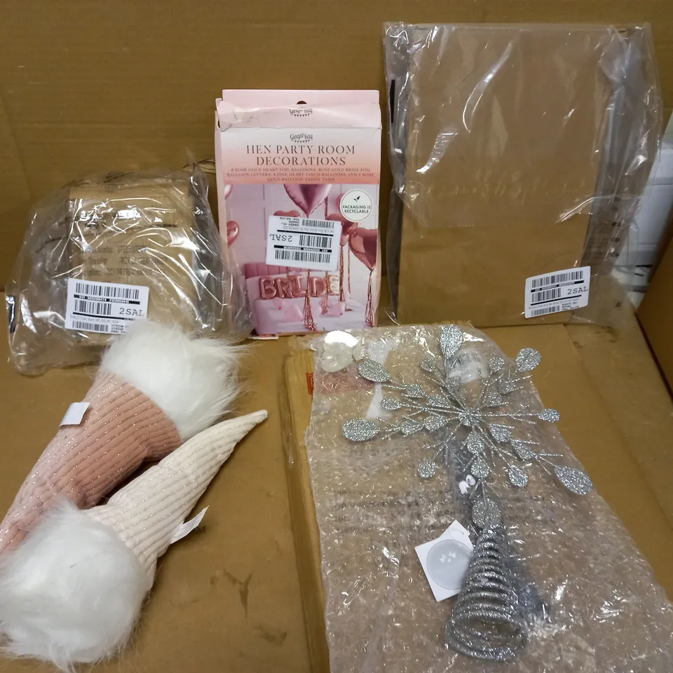LOT OF APPROX. 5 ASSORTED OCCASION DÉCOR ITEMS TO INCLUDE CHRISTMAS TREE TOPPER, HEN PARTY DECORATIONS, CHRISTMAS GONKS ETC