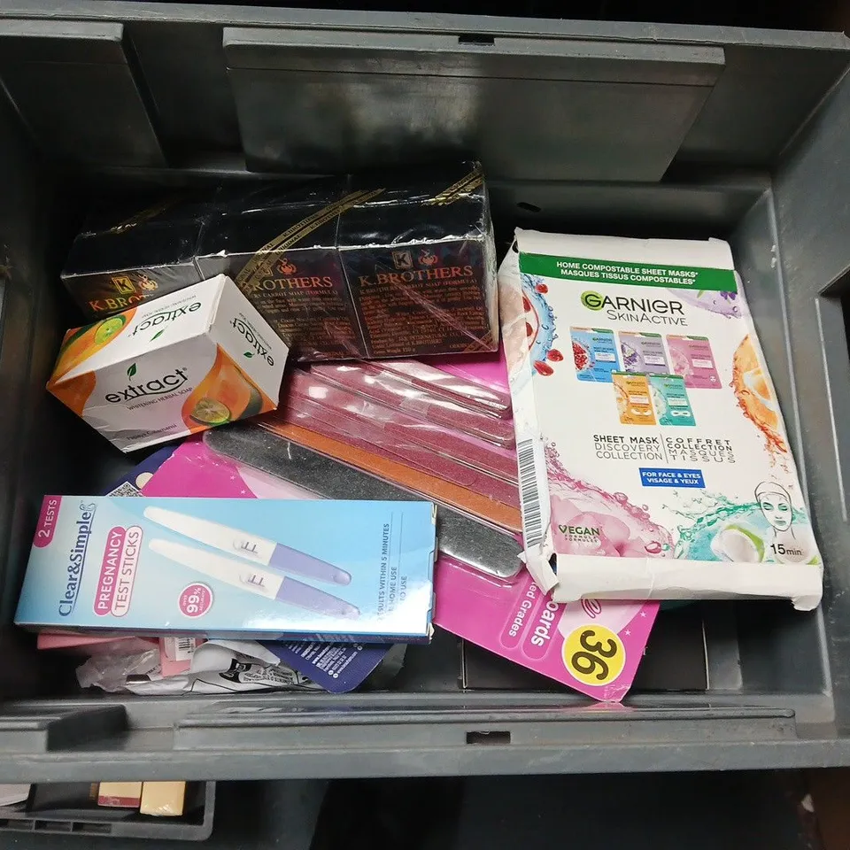 APPROXIMATEY 20 ASSORTED HEALTH AND BEAUTY PRODUCTS TO INCLUDE HARD WAX BEADS, CERAVE FOAMING CLEANSER AND COLGATE TOOTHPASTE