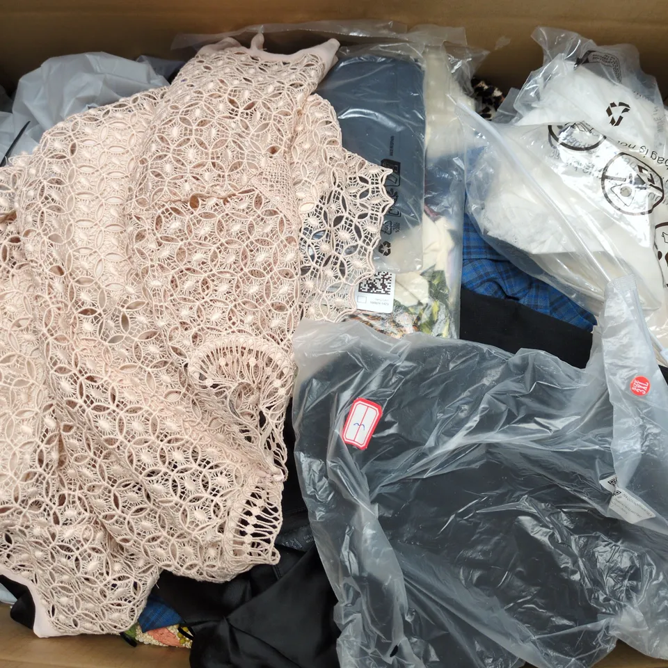 APPROXIMATELY 25 ASSORTED CLOTHING ITEMS IN VARIOUS SIZES, STYLES & COLOURS TO INCLUDE BRANDS SUCH AS H&M, BERSHKA, SHEIN, ETC - COLLECTION ONLY