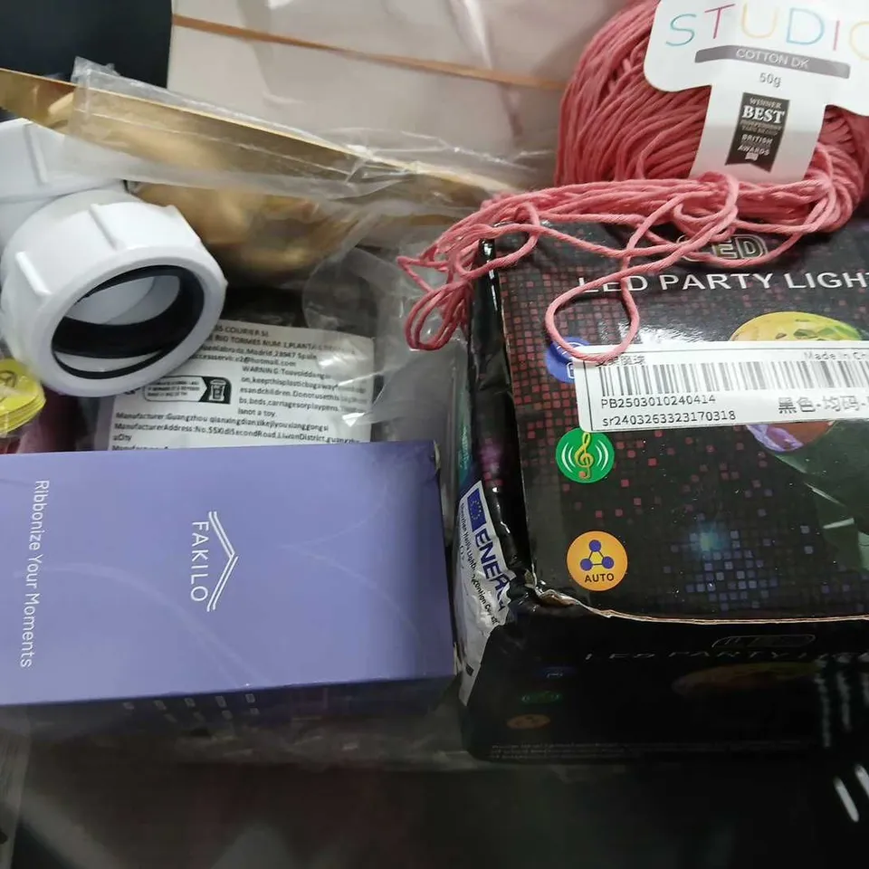 APPROXIMATELY 10 ASSORTED HOUSEHOLD ITEMS TO INCLUDE MOTH TRAPS, EUROPE STYLE METAL MAGNIFIER, ETC