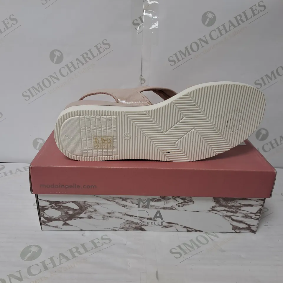 BOXED PAIR OF MODA IN PELLE OLANNA SANDALS IN ROSE GOLD METALLIC SIZE 6 
