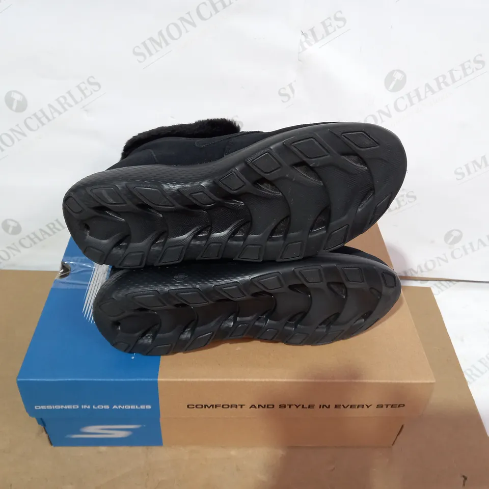 BOXED PAIR OF SKECHERS BOOTS- SIZE 5