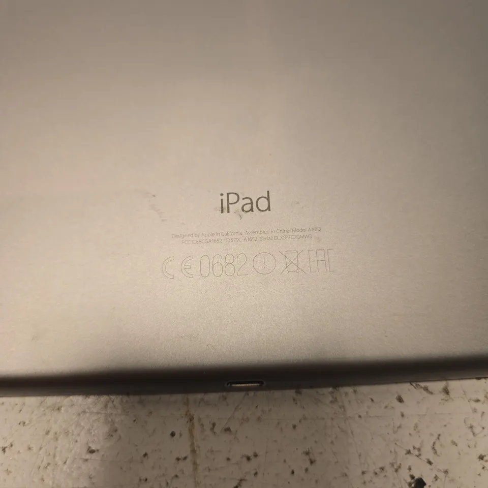 APPLE IPAD – SILVER TABLET
