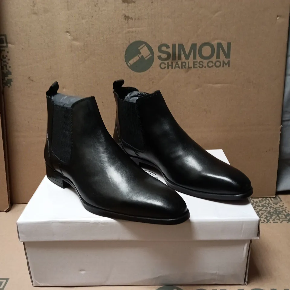 KURT GEIGER MEN'S BLACK LEATHER CHELSEA BOOTS – UK 7.5 (EU 41)