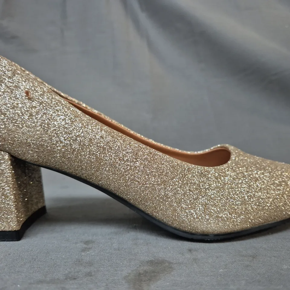 BOXED PAIR OF UNBRANDED POINTED TOE BLOCK HEEL SHOES IN GOLD GLITTER EU SIZE 40