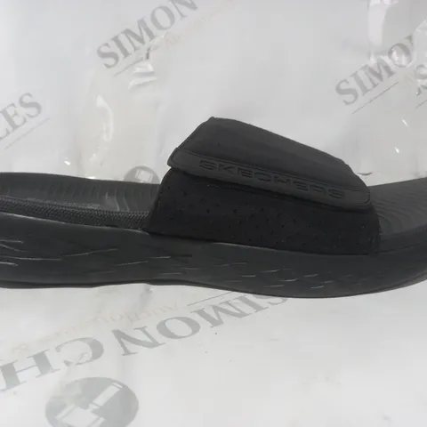 BOXED PAIR OF SKECHERS GOGA OPEN TOE SLIDERS IN BLACK UK SIZE 7