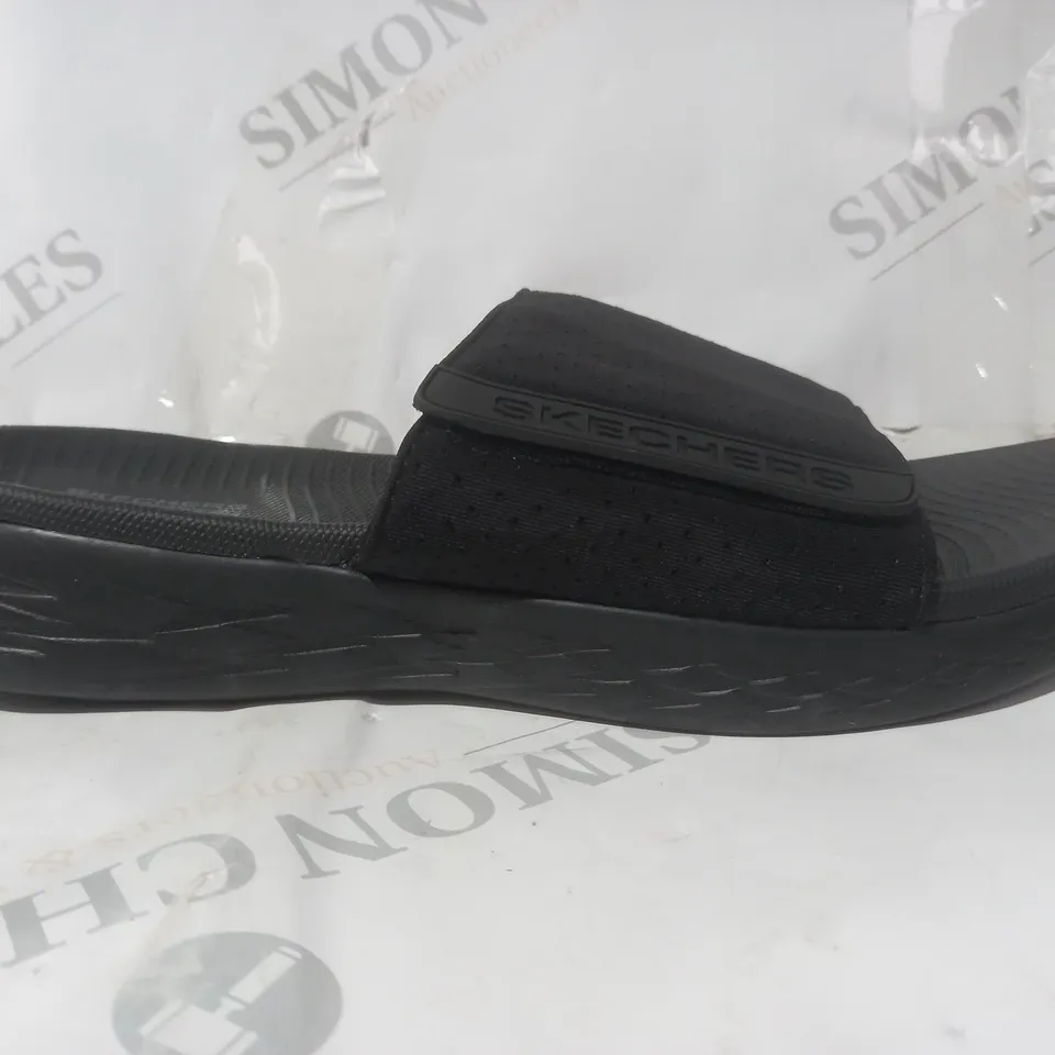 BOXED PAIR OF SKECHERS GOGA OPEN TOE SLIDERS IN BLACK UK SIZE 7
