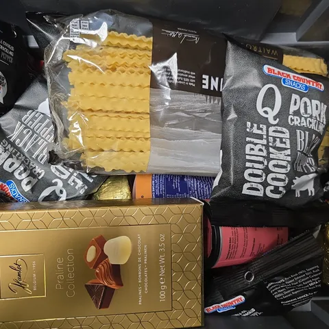 APPROXIMATELY 12 ASSORTED FOOD & DRINK ITEMS TO INCLUDE MAFALDINE PASTA, MUTTI PASTA SAUCE, KINDER SURPRISE, ETC - COLLECTION ONLY