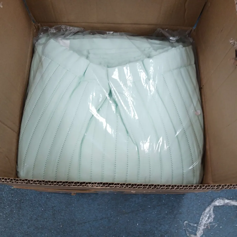 LOT OF 10 ASSORTED HOUSEHOLD ITEMS TO INCLUDE SOLAR LAMPS, ADJUSTABLE FAN AND SEASONAL ITEMS