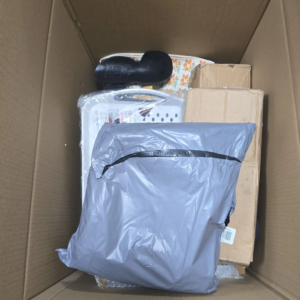 BOX OF APPROXIMATELY 15 ASSORTED HOUSEHOLD ITEMS INCLUDING VACUUM ATTACHMENT AND DISH DRAINING BOARD 