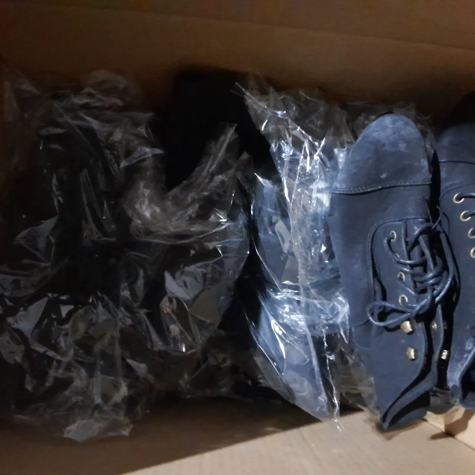 APPROXIMATELY 10 PAIRS OF LACE UP FLAT ANKLE SHOES SIZE 3