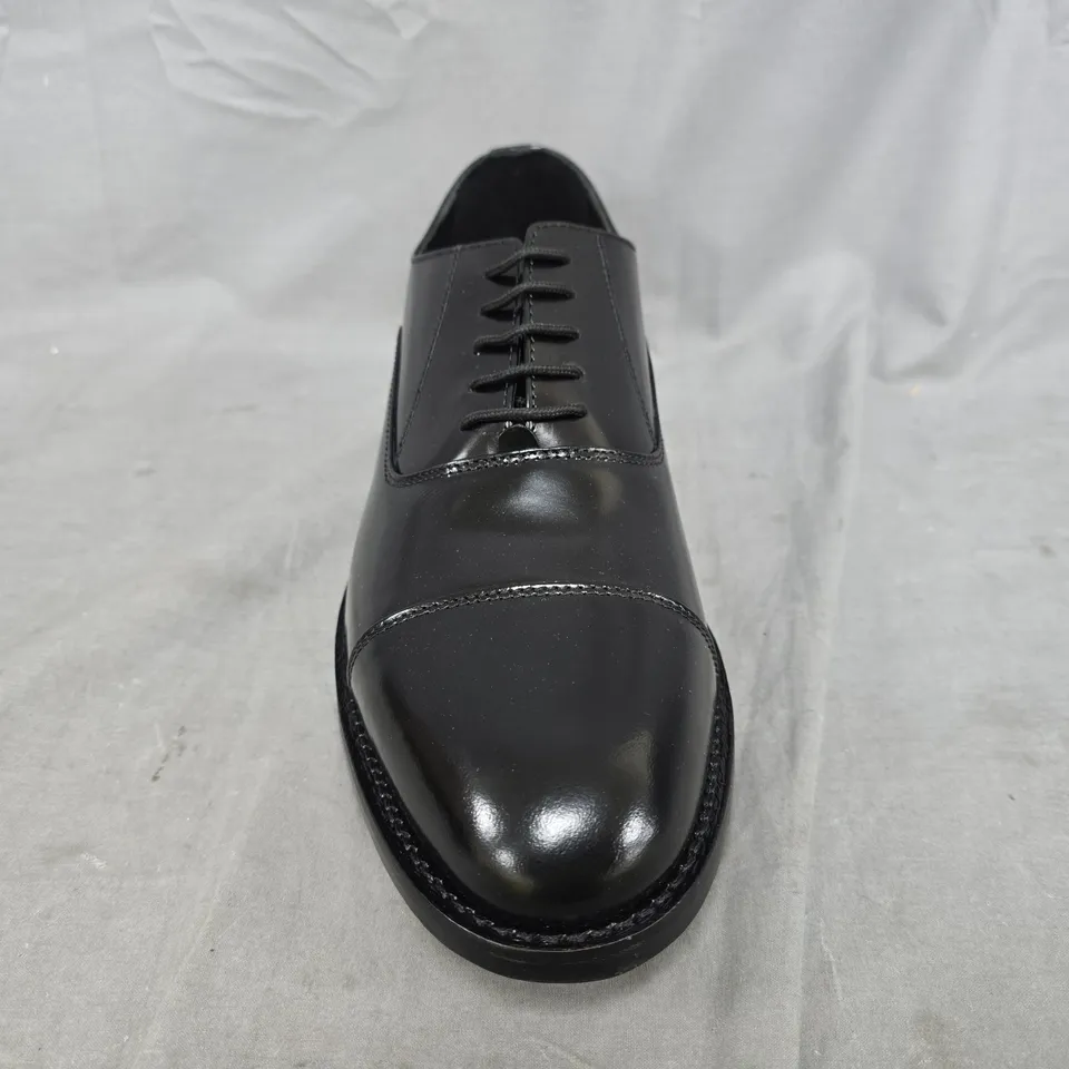 UNBOXED PAIR OF SAMUEL WINDSOR LACE UP SHOES IN BLACK SIZE 12