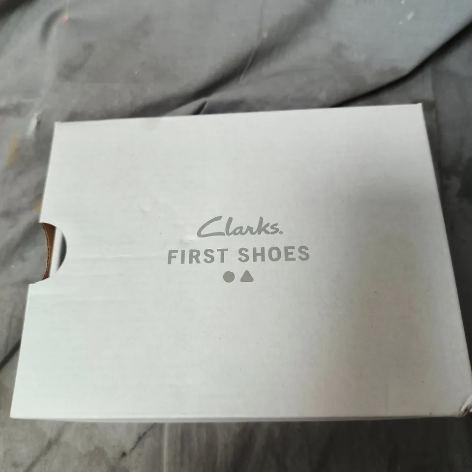 CLARKS FIRST SHOES GLITTER SILVER BABY SHOES WITH VELCRO STRAPS UK SIZE 3.5 FEMALE