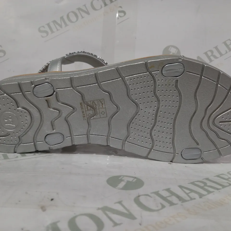 PAIR OF DESIGNER OPEN TOE WEDGE SANDALS IN SILVER W. JEWEL EFFECT EU SIZE 37