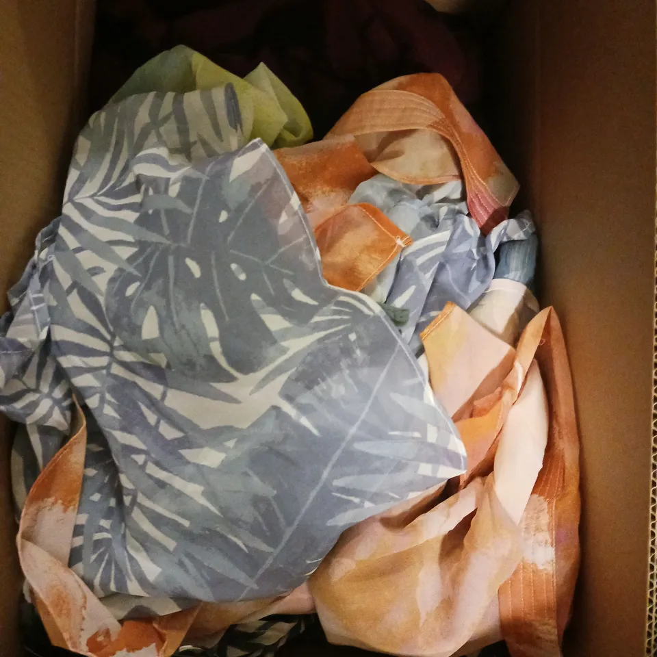 BOX OF APPROXIMATELY 10 ASSORTED CLOTHING AND FASHION ITEMS IN VARIOUS STYLES, SIZES, AND COLOURS 