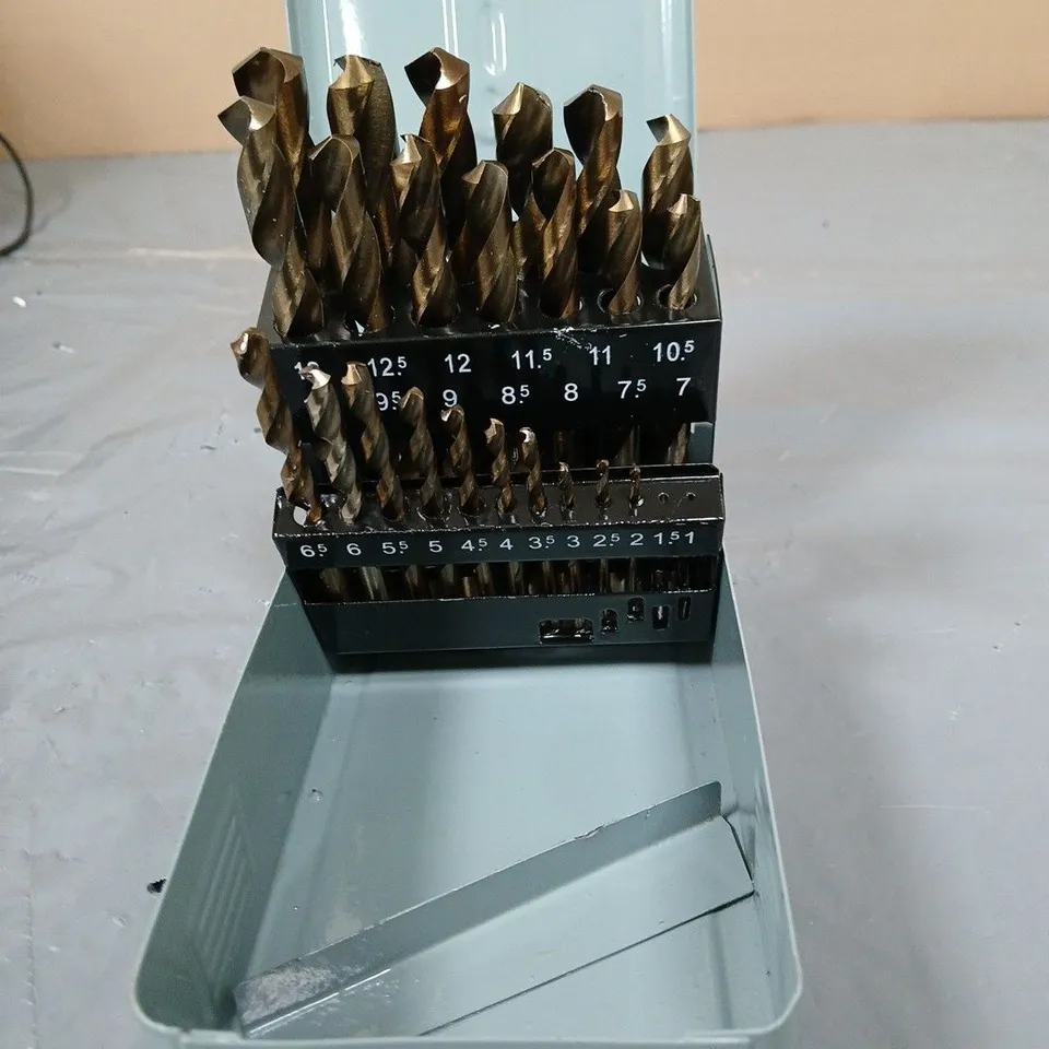 TWIST DRILL BIT SET IN BLACK TWO-TIER HOLDER – ASSORTED SIZES 