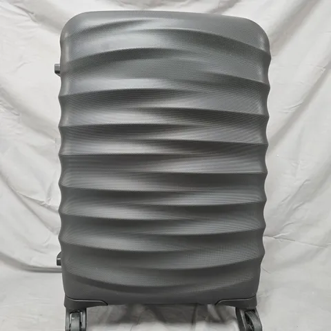 IT LUGGAGE SMALL HARDSHELL SUITCASE IN BLACK