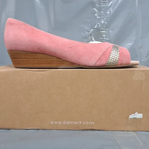 BOXED PAIR OF DAMART PEEP TOE LOW WEDGE SHOES IN PINK/SILVER SIZE 7
