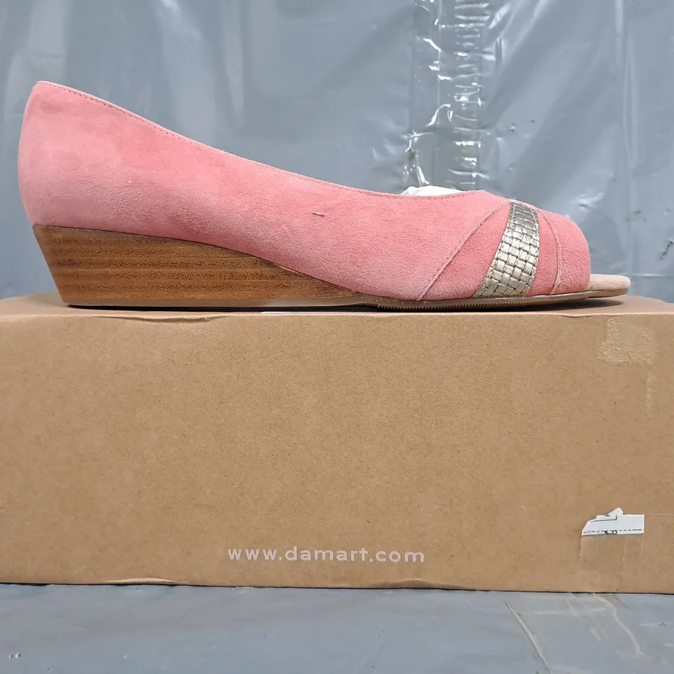 BOXED PAIR OF DAMART PEEP TOE LOW WEDGE SHOES IN PINK/SILVER SIZE 7