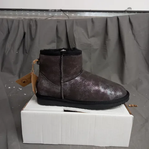 BOXED LOW GLITTER SHOES SIZE 7
