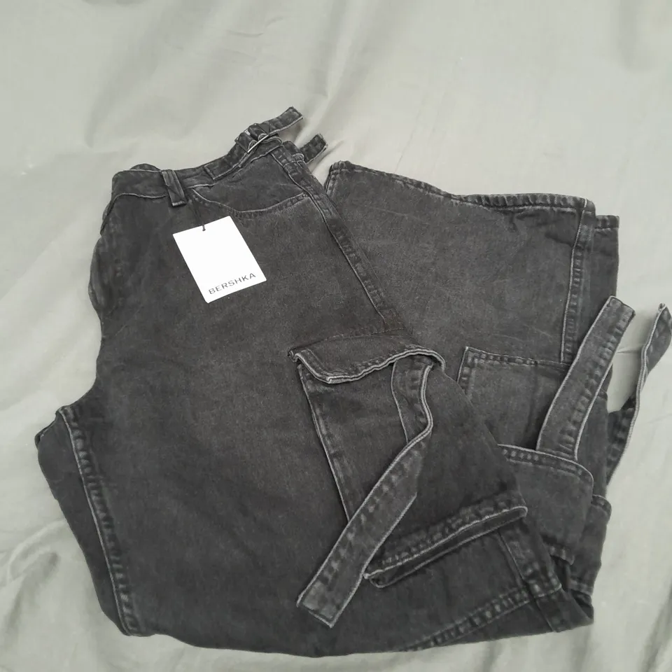 BERSHKA CARGO JEANS IN WASHED BLACK SIZE EU 42