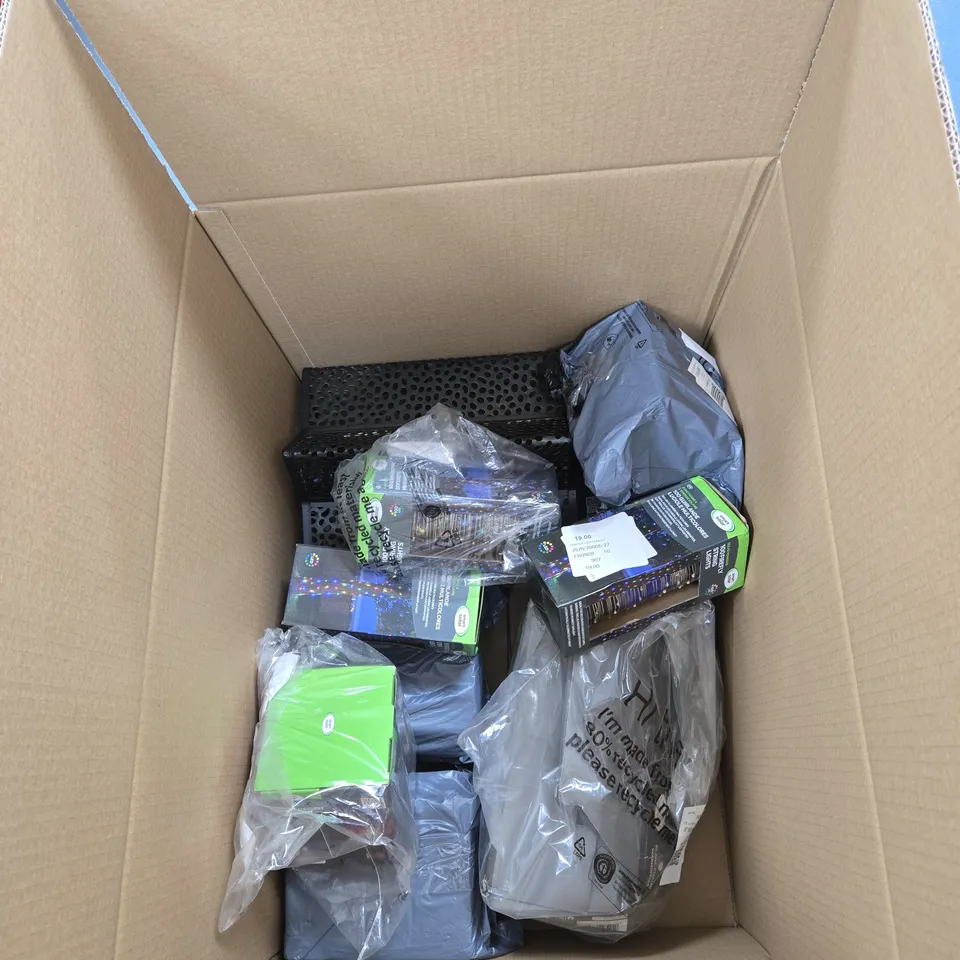 BOX OF APPROXIMATELY 10 GARDEN RELATED ITEMS TO INCLUDE 100 FIREFLY STRING LIGHTS ETC