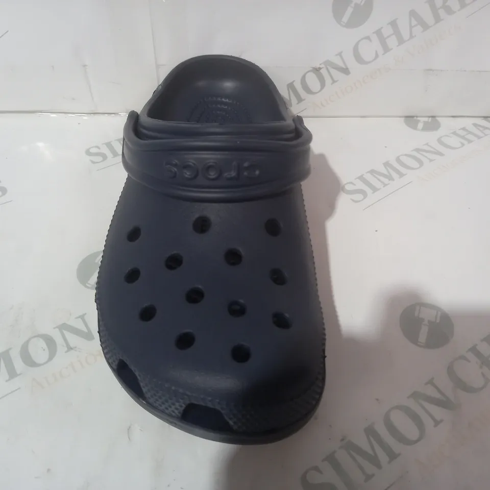 BOXED PAIR OF CROCS CLASSIC KIDS CLOGS IN NAVY UK SIZE J3